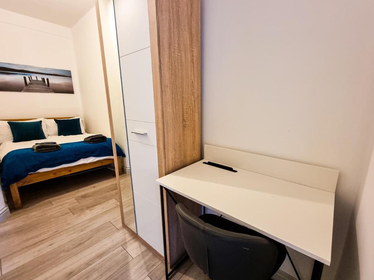 Newly Refurbished Flat In Central Cheltenham With Parking Esterno foto