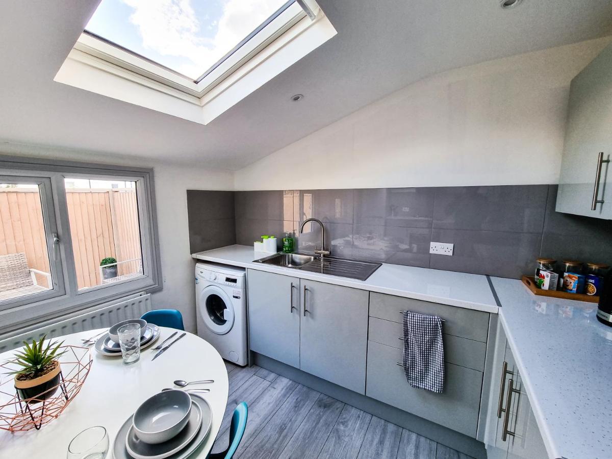 Newly Refurbished Flat In Central Cheltenham With Parking Esterno foto