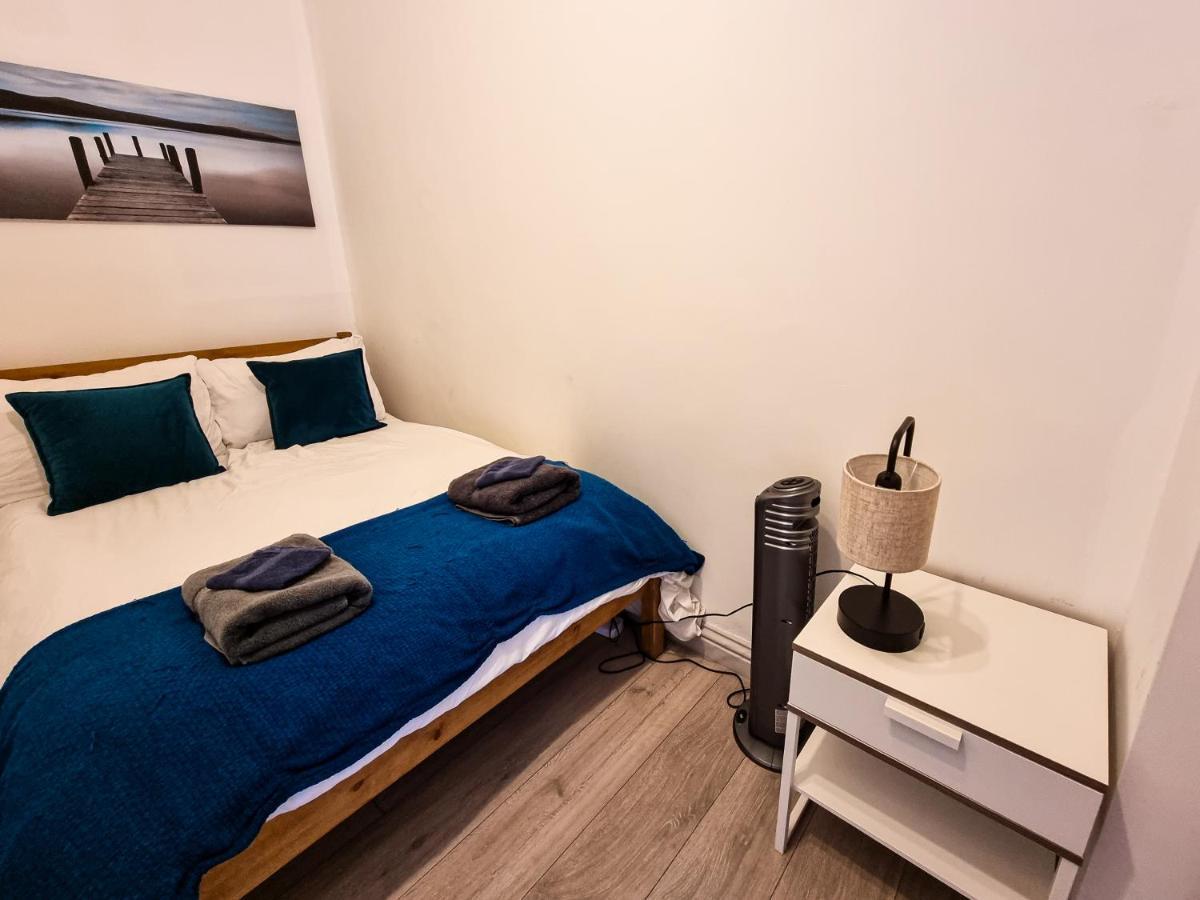 Newly Refurbished Flat In Central Cheltenham With Parking Esterno foto