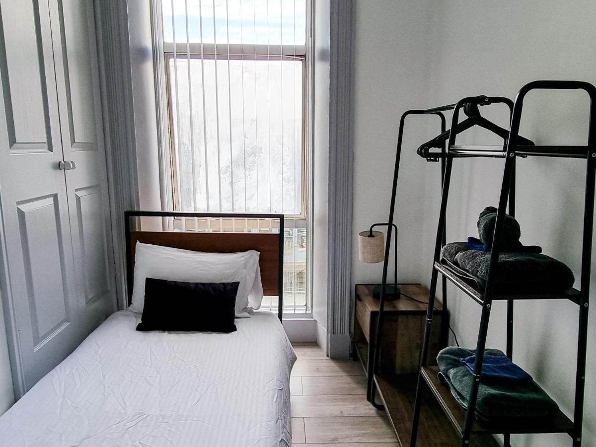 Newly Refurbished Flat In Central Cheltenham With Parking Esterno foto