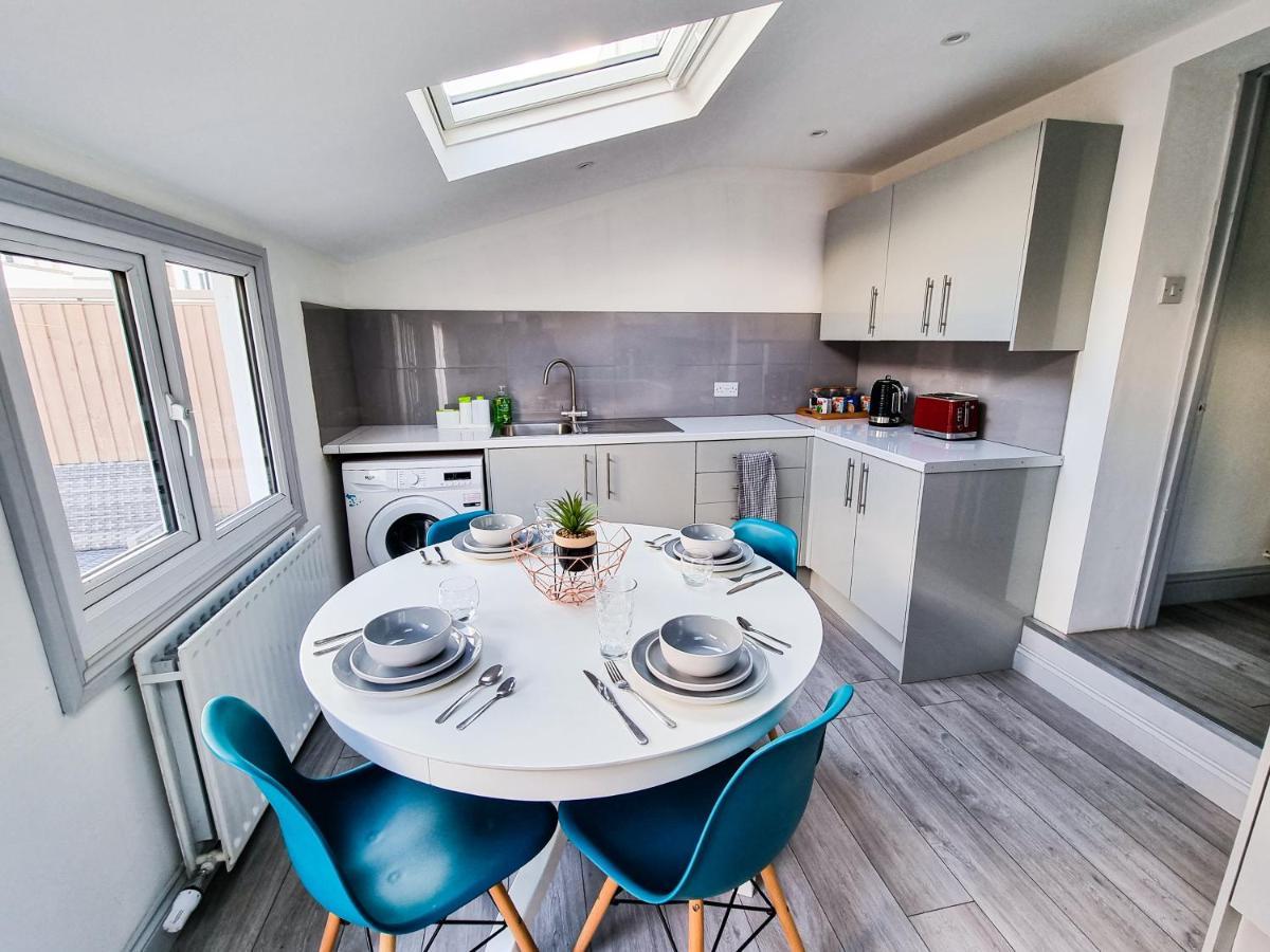 Newly Refurbished Flat In Central Cheltenham With Parking Esterno foto