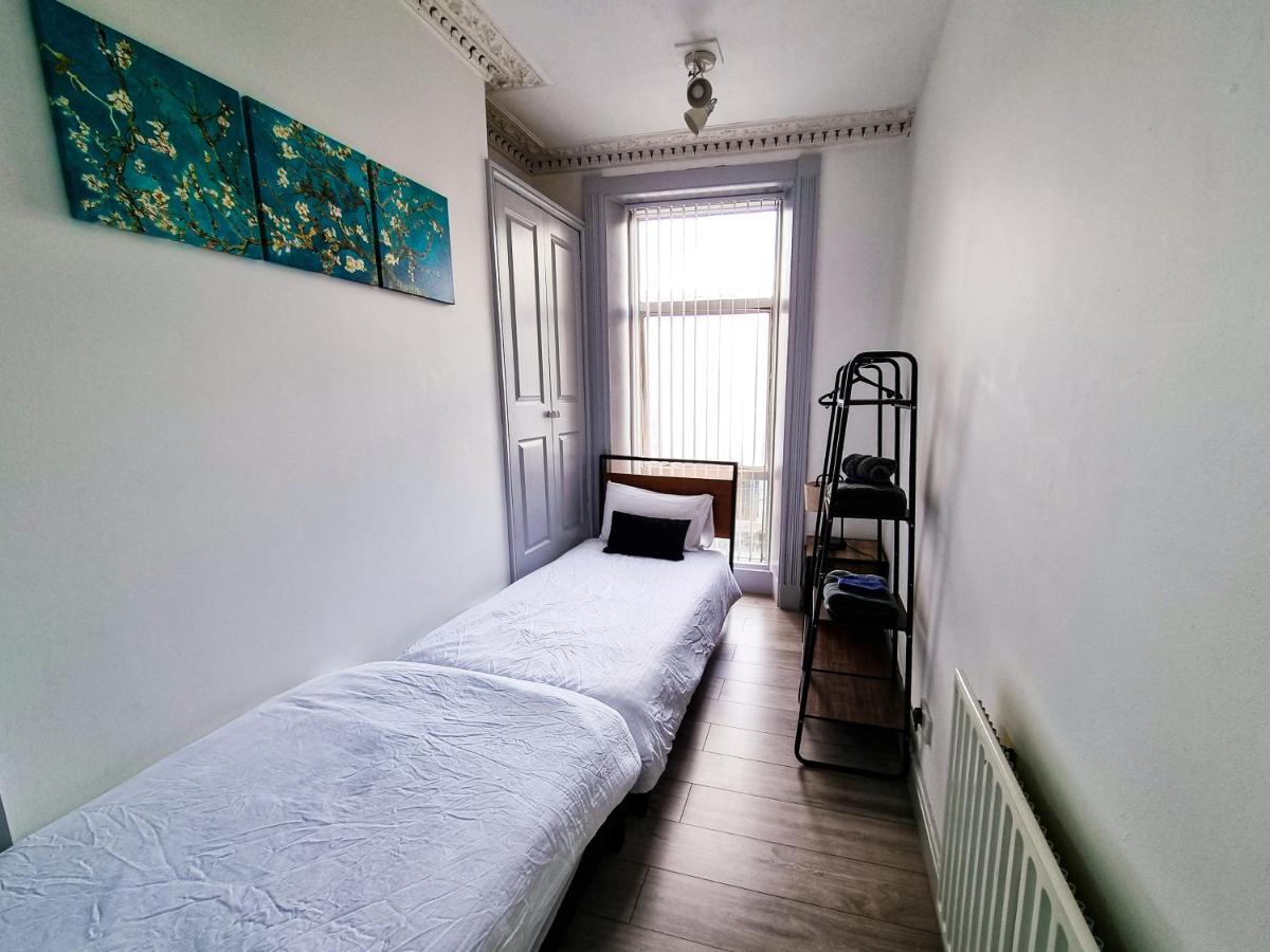 Newly Refurbished Flat In Central Cheltenham With Parking Esterno foto